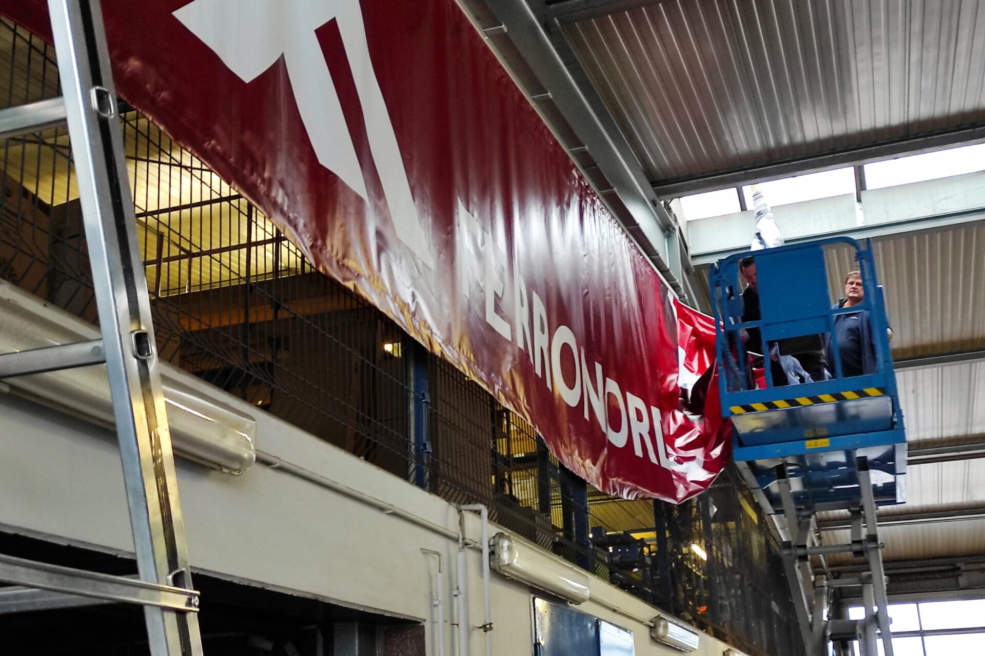 Bedruckter Banner Montage Lagerhalle