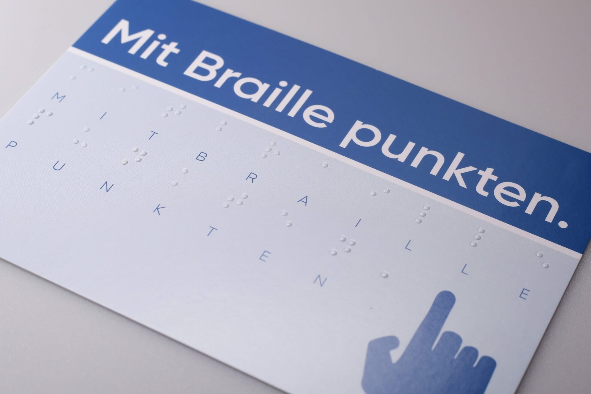 Visitenkarte mit Brailleschrift