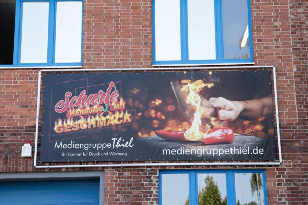 Werbebanner von Mediengruppe Thiel Fassade